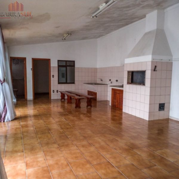 Casa com 02 terrenos Rua 1542