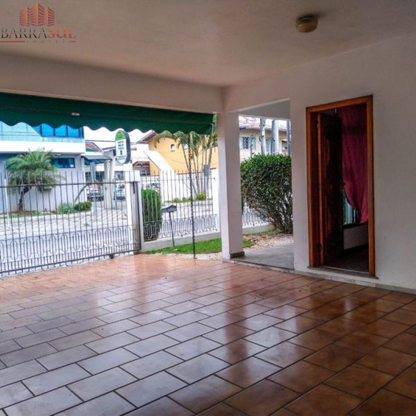 Casa com 02 terrenos Rua 1542