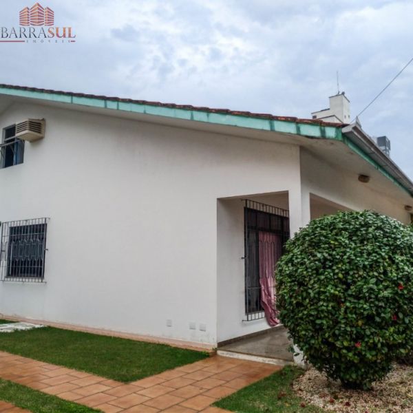 Casa com 02 terrenos Rua 1542