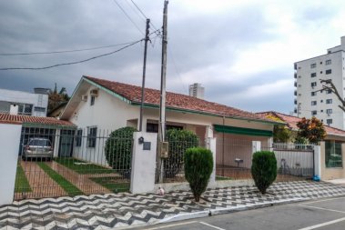 Casa com 02 terrenos Rua 1542